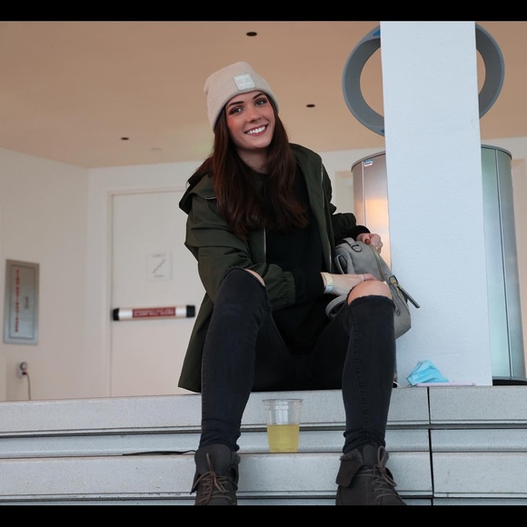 Meet your Posher, Samantha - Picture 3 of 4